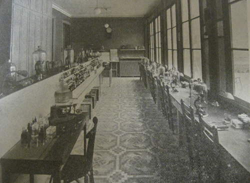 Laboratorio de Pujiula en la Sociedad M&eacute;dico-Farmac&eacute;utica de los Santos Cosme y Dami&aacute;n. Folleto propagand&iacute;stico de los a&ntilde;os 30. Fuente: AHSIC