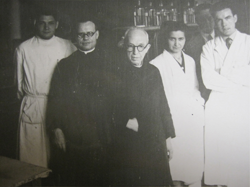 El anciano Pujiula con Puiggr&oacute;s y unos alumnos en el curso de fermentaciones de 1951. Fuente: AHSIC.