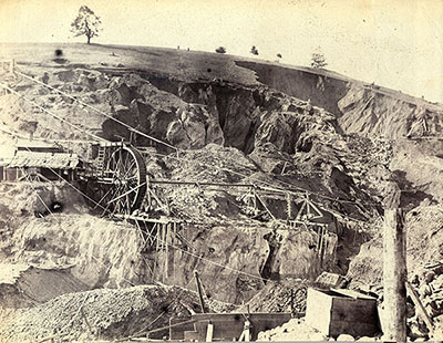 Rafael Castro y Ord&oacute;&ntilde;ez, [Placeres, minas de oro]. 1863, copia en papel albuminado a partir de negativo al colodi&oacute;n h&uacute;medo, 20,0 x 27,0 cm. ©CSIC, CCHS, Biblioteca Tom&aacute;s Navarro Tom&aacute;s, Madrid. Signatura: ABGH000/117/351.
