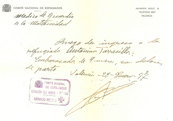El Comit&eacute; Nacional de Refugiados en Valencia instal&oacute; un servicio m&eacute;dico en la Estaci&oacute;n del Norte. En el documento manuscrito se lee: “M&eacute;dico de Guardia de la Maternidad. Ruego d&eacute; ingreso a la refugiada [...]: embarazada de 9 meses, con dolores de parto. Valencia-28-Enero-37”. Fuente: Servicio m&eacute;dico de la Estaci&oacute;n del Norte. 28 enero 1937. I-2.4, caja 14, legajo 50. Archivo de la Diputaci&oacute;n Provincial de Valencia (A.D.P.V.)