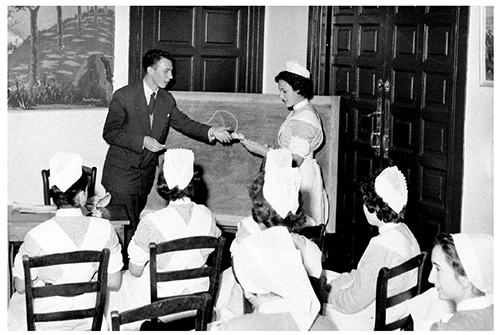 Alumnas recibiendo la formaci&oacute;n te&oacute;rica